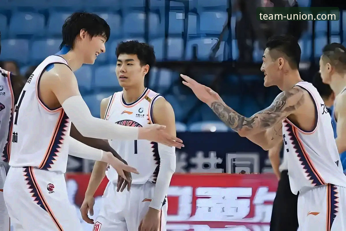 球盟会靠谱吗手机版 上海男篮12连胜背后的战术逻辑与平台观赛体验深度解析